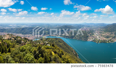 Panoramic view of lake Como in Italy 75983478