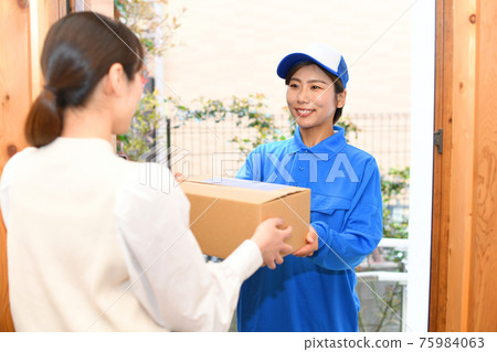 Female driver wearing work clothes to deliver luggage (courier service) 75984063