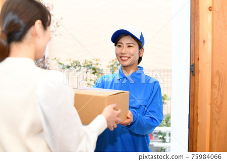 Female driver wearing work clothes to deliver luggage (courier service) 75984066