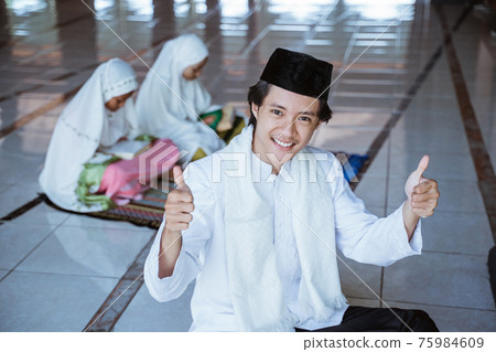 Portrait of a Muslim teacher and Muslim children reading the al quran book 75984609