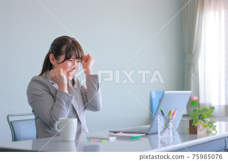 對成功的商務會談感到滿意的女商人 1 75985076