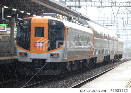 Vista car in the rain Vista car in the rain 75985385