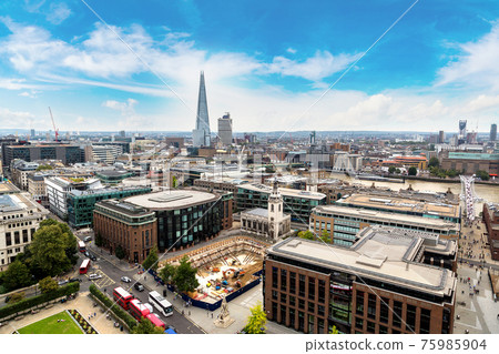 Panoramic aerial view of London 75985904