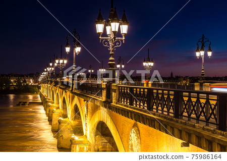 Old stony bridge in Bordeaux Old stony bridge in Bordeaux 75986164