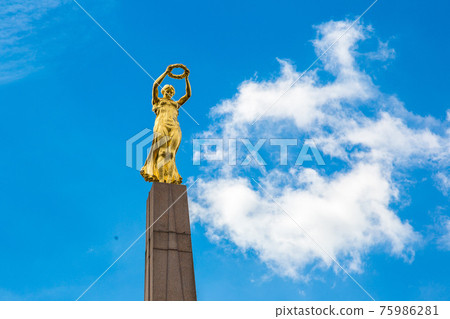 Monument Golden Lady, Luxembourg 75986281