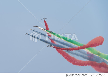 阿拉伯聯合酋長國空軍Acrobat團隊“ Al Fulsan” 阿拉伯聯合酋長國空軍Acrobat團隊“ Al Fulsan” 75987535