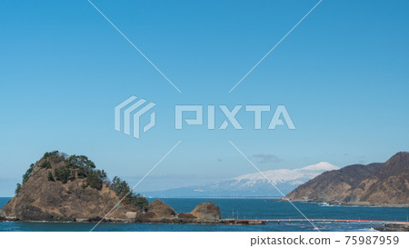 山形縣春天白山島和鳥海山 山形縣春天白山島和鳥海山 75987959