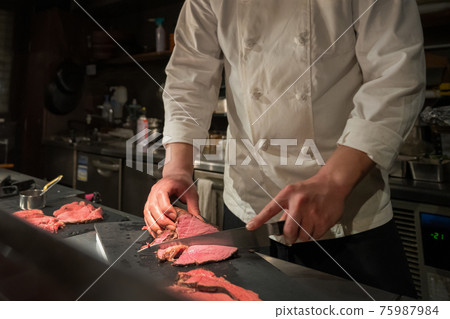 在廚房做飯 75987984