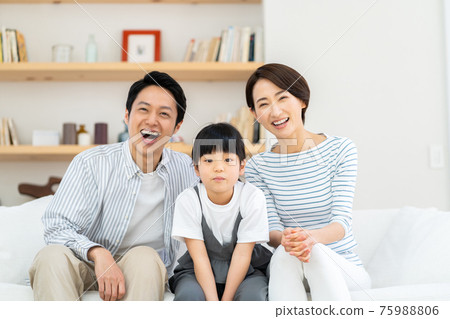 Family relaxing on the sofa 75988806