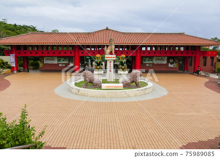 Traditional sculptures and an arch at the entrance to the park on the island of Okinawa in Japan 75989085