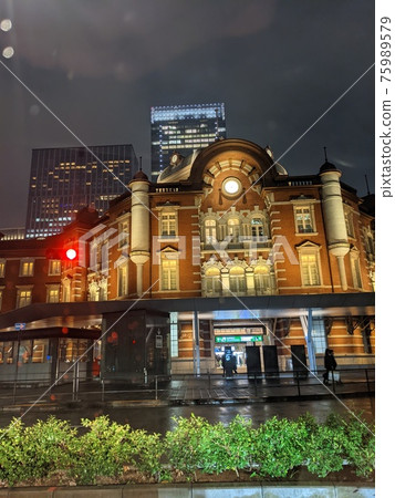 Tokyo station at night shining in the autumn rain Tokyo station at night shining in the autumn rain 75989579