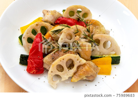 Oven-baked vegetables and chicken 75989683