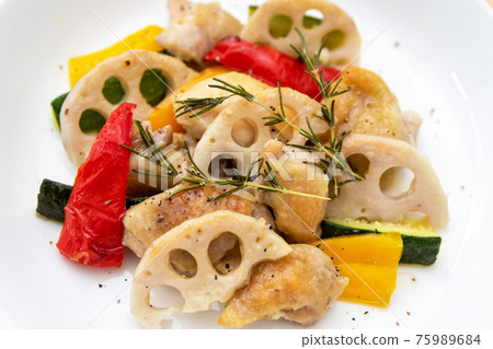 Oven-baked vegetables and chicken 75989684