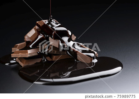 Sprinkle chocolate sauce 75989775