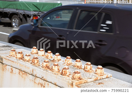 橋樑接頭處的螺栓 75990221