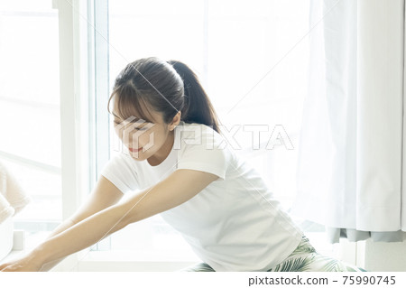 女人伸展 75990745