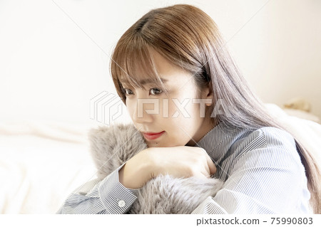 A beautiful woman's portrait 75990803