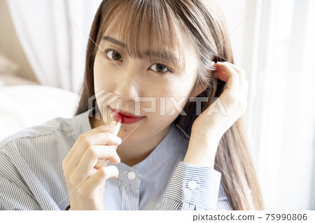 應用口紅的女人 75990806
