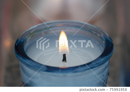 小杯子裡的彩色蠟燭 75991958
