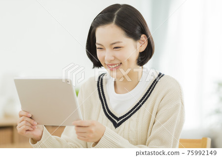 高中學生看著平板電腦學習 75992149
