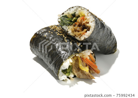 在白色背景上拍攝的韓式海藻包裹的紫菜包飯 75992434