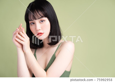 Woman beauty 75992958