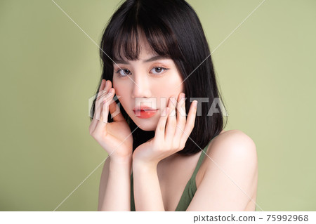 Woman beauty 75992968