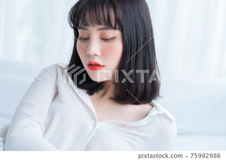 Woman beauty 75992986