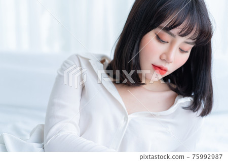 Woman beauty 75992987