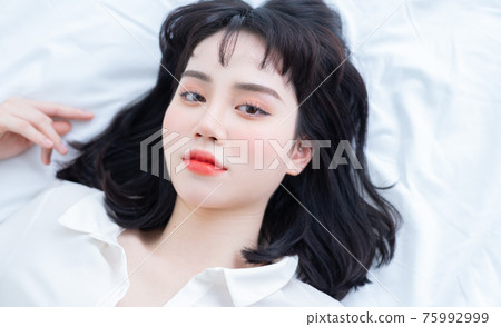 Woman beauty 75992999