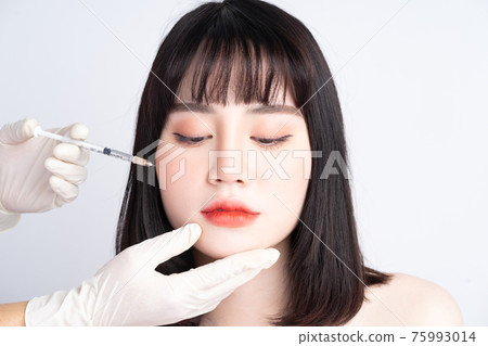 Woman beauty 75993014