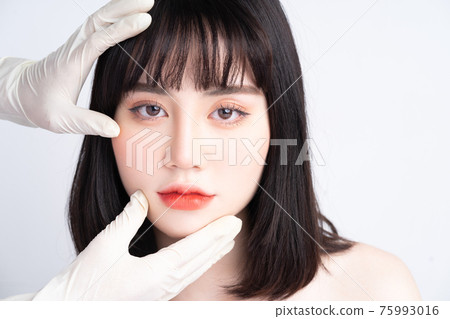 Woman beauty 75993016