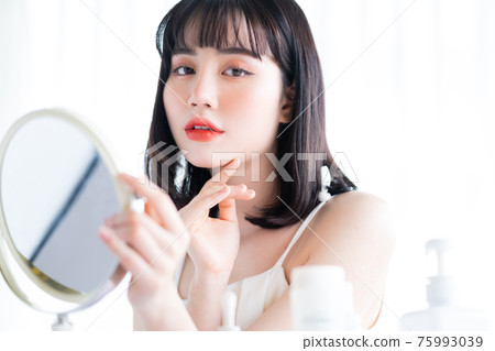 Woman beauty 75993039