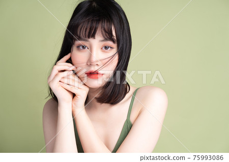 Woman beauty 75993086