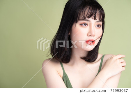 Woman beauty 75993087