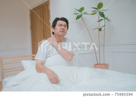 60年代醒來的肩膀不高興 75993394