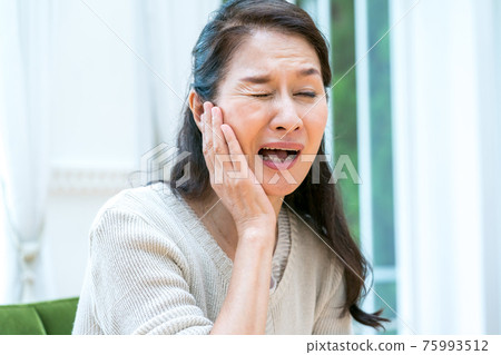 60多歲女性的牙痛 75993512