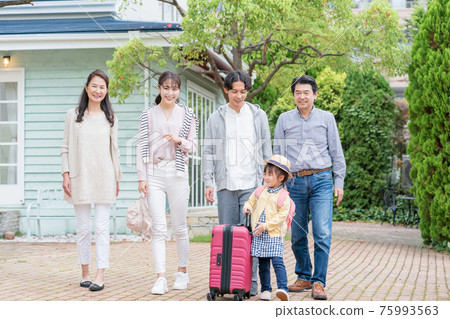 Family going on a trip 75993563