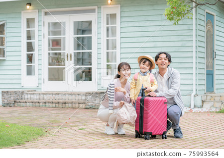 Family going on a trip 75993564