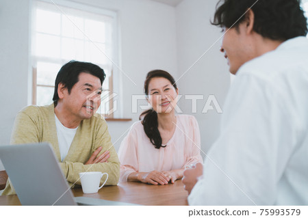 六十多歲的夫婦接受諮詢 六十多歲的夫婦接受諮詢 75993579