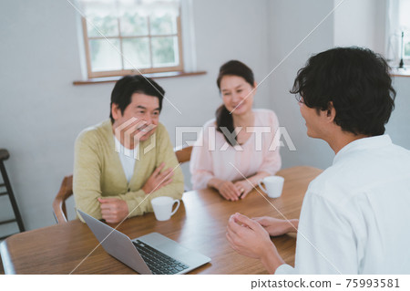 六十多歲的夫婦接受諮詢 六十多歲的夫婦接受諮詢 75993581