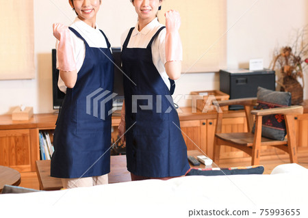 膽量姿勢的兩名微笑的管家婦女 膽量姿勢的兩名微笑的管家婦女 75993655