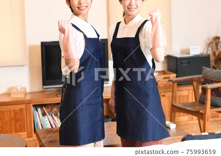 膽量姿勢的兩名微笑的管家婦女 75993659