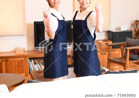 膽量姿勢的兩名微笑的管家婦女 膽量姿勢的兩名微笑的管家婦女 75993660