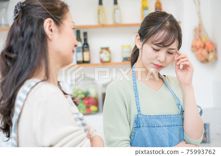 Mother's brother 75993762