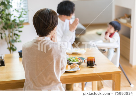 妻子照看伊庫門的父親 妻子照看伊庫門的父親 75993854