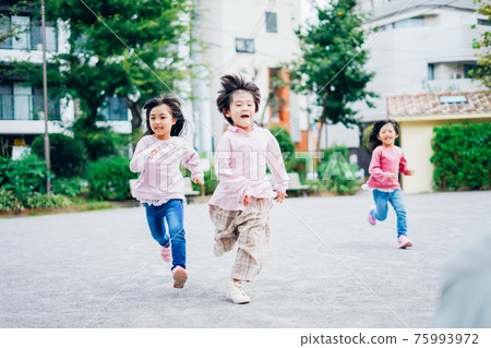 小孩子們在公園裡踢足球 小孩子們在公園裡踢足球 75993972