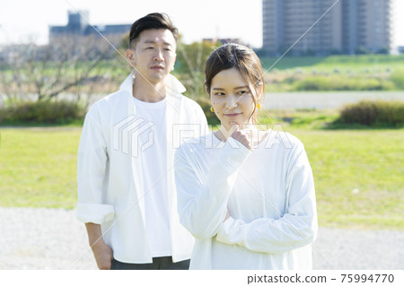 A wife who doubts her husband and a husband who is suspicious (male and female trouble image) A wife who doubts her husband and a husband who is suspicious (male and female trouble image) 75994770