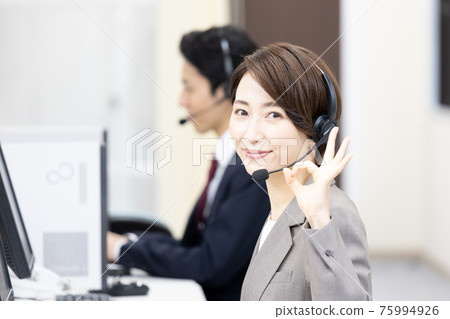 微笑的女操作員 75994926