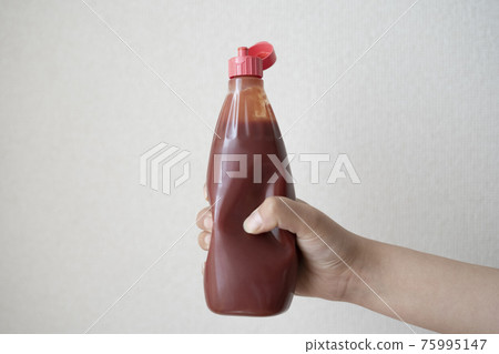手拿著番茄醬 手拿著番茄醬 75995147